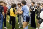 Rotterdam, 4 Juni 1983 Afscheidswedstrijd Willem v Hanegem met FC Feyenoord tegen het Nederlands elftal van 1974
Andre Hazes met Frits Barend Cor Mooij