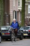 Amsterdam 16 april 2009
Wim Kok met blauwe jas fietst van zijn werk naar huis.
Peter Smulders bv