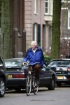Amsterdam 16 april 2009
Wim Kok met blauwe jas fietst van zijn werk naar huis.
Peter Smulders bv