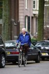 Amsterdam 16 april 2009
Wim Kok met blauwe jas fietst van zijn werk naar huis.
Peter Smulders bv
