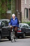 Amsterdam 16 april 2009
Wim Kok met blauwe jas fietst van zijn werk naar huis.
Peter Smulders bv