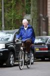 Amsterdam 16 april 2009
Wim Kok met blauwe jas fietst van zijn werk naar huis.
Peter Smulders bv
