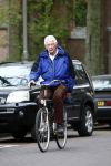 Amsterdam 16 april 2009
Wim Kok met blauwe jas fietst van zijn werk naar huis.
Peter Smulders bv