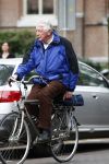 Amsterdam 16 april 2009
Wim Kok met blauwe jas fietst van zijn werk naar huis.
Peter Smulders bv