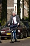 Amsterdam 24 april 2009
Wim Kok op een blauwe klm fiets die een beetje te klein is.
Peter Smulders bv