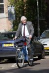 Amsterdam 24 april 2009
Wim Kok op een blauwe klm fiets die een beetje te klein is.
Peter Smulders bv