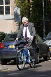 Amsterdam 24 april 2009
Wim Kok op een blauwe klm fiets die een beetje te klein is.
Peter Smulders bv