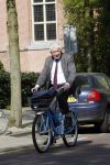 Amsterdam 24 april 2009
Wim Kok op een blauwe klm fiets die een beetje te klein is.
Peter Smulders bv