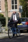 Amsterdam 24 april 2009
Wim Kok op een blauwe klm fiets die een beetje te klein is.
Peter Smulders bv