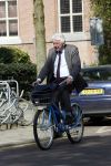 Amsterdam 24 april 2009
Wim Kok op een blauwe klm fiets die een beetje te klein is.
Peter Smulders bv