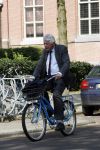 Amsterdam 24 april 2009
Wim Kok op een blauwe klm fiets die een beetje te klein is.
Peter Smulders bv