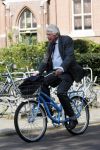Amsterdam 24 april 2009
Wim Kok op een blauwe klm fiets die een beetje te klein is.
Peter Smulders bv