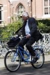 Amsterdam 24 april 2009
Wim Kok op een blauwe klm fiets die een beetje te klein is.
Peter Smulders bv