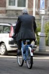 Amsterdam 24 april 2009
Wim Kok op een blauwe klm fiets die een beetje te klein is.
Peter Smulders bv
