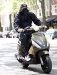 Amsterdam 7 mei 2008
Winston Gerschtanowitz verbergt zichzelf achter zijn jas terwijl hij op zijn scooter rijdt.
Peter Smulders bv