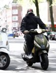 Amsterdam 7 mei 2008
Winston Gerschtanowitz verbergt zichzelf achter zijn jas terwijl hij op zijn scooter rijdt.
Peter Smulders bv
