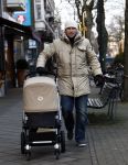 Amsterdam 15 januari 2009
Winston Gerschtanowitz  achter de kinderwagen met daarin Julian.
Peter Smulders bv