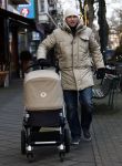 Amsterdam 15 januari 2009
Winston Gerschtanowitz  achter de kinderwagen met daarin Julian.
Peter Smulders bv