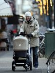 Amsterdam 15 januari 2009
Winston Gerschtanowitz  achter de kinderwagen met daarin Julian.
Peter Smulders bv