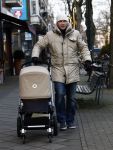 Amsterdam 15 januari 2009
Winston Gerschtanowitz  achter de kinderwagen met daarin Julian.
Peter Smulders bv