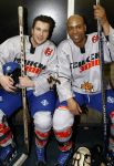 Amsterdam 21 maart 2009
RTL ewn SBS 6 ijshockeyen tegen elkaar op de Jaap Eden baan. humberto tan met Winston Gerschtanowitz
Peter Smulders bv