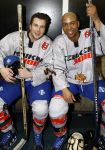 Amsterdam 21 maart 2009
RTL ewn SBS 6 ijshockeyen tegen elkaar op de Jaap Eden baan. humberto tan met Winston Gerschtanowitz
Peter Smulders bv