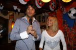 Volendam 5 juni 2008
Presentatie cd Monique Smit  in cafe de vrijheid. 
Xander de Buisonje reikt hem uit