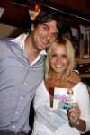 Volendam 5 juni 2008
Presentatie cd Monique Smit  in cafe de vrijheid. 
Xander de Buisonje reikt hem uit