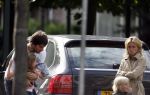 Hilversum 29 juni 2007
Xander de Buisonje Wendy v Dijk zoontje Sem en de moeder van Wendy v Dijk bij Mc Donalds in Hilversum.