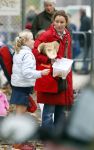 Laren 27 oktober 2007
De ex vriendin van Prins Willem Alexander Yolande Adriaansens bij de hockeyclub in Laren met haar dochter.