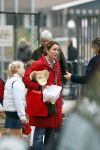 Laren 27 oktober 2007
De ex vriendin van Prins Willem Alexander Yolande Adriaansens bij de hockeyclub in Laren met haar dochter.