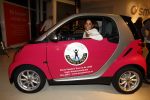 Amsterdam 15 januari 2008
Yolanthe Cabau v Kasbergen krijt smart auto voor haar goede doel.