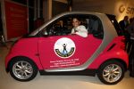 Amsterdam 15 januari 2008
Yolanthe Cabau v Kasbergen krijt smart auto voor haar goede doel.