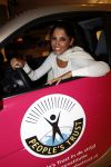 Amsterdam 15 januari 2008
Yolanthe Cabau v Kasbergen krijt smart auto voor haar goede doel.