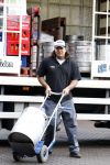 Rotterdam 17 augustus 2007
Yordi Breukhoven werkt bij drankgroothandel.
Hij bezorgt met zijn collega de drank bij horeca bedrijven