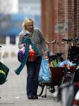 Amsterdam 15 maart 2008
Yvon Jaspers met dochter Keesje in bakfiets na boodschappen doen.
