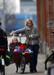 Amsterdam 15 maart 2008
Yvon Jaspers met dochter Keesje in bakfiets na boodschappen doen.