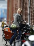Amsterdam 15 maart 2008
Yvon Jaspers met dochter Keesje in bakfiets na boodschappen doen.