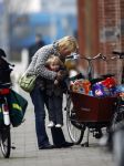 Amsterdam 15 maart 2008
Yvonne Jaspers met dochter Keesje in bakfiets na boodschappen doen.