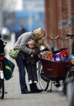 Amsterdam 15 maart 2008
Yvon Jaspers met dochter Keesje in bakfiets na boodschappen doen.
