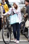 Amsterdam 28 augustus 2008
Zangeres Anouk zangeres met capuchon en fiets aan het winkelen op de PC Hooftstraat.