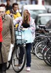 Amsterdam 28 augustus 2008
Zangeres Anouk zangeres met capuchon en fiets aan het winkelen op de PC Hooftstraat.