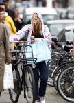 Amsterdam 28 augustus 2008
Zangeres Anouk zangeres met capuchon en fiets aan het winkelen op de PC Hooftstraat.