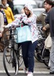Amsterdam 28 augustus 2008
Zangeres Anouk zangeres met capuchon en fiets aan het winkelen op de PC Hooftstraat.