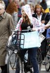Amsterdam 28 augustus 2008
Zangeres Anouk zangeres met capuchon en fiets aan het winkelen op de PC Hooftstraat.