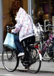 Amsterdam 28 augustus 2008
Zangeres Anouk zangeres met capuchon en fiets aan het winkelen op de PC Hooftstraat.