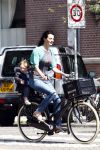 Amsterdam 24 april 2009
Irene v d Laar met zoon Vince op de fiets.
Peter Smulders bv