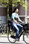 Amsterdam 24 april 2009
Irene v d Laar met zoon Vince op de fiets.
Peter Smulders bv