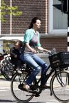 Amsterdam 24 april 2009
Irene v d Laar met zoon Vince op de fiets.
Peter Smulders bv