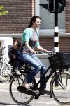 Amsterdam 24 april 2009
Irene v d Laar met zoon Vince op de fiets.
Peter Smulders bv